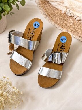 Plakton Women's Silver Two-Band Buckle Slide Sandal